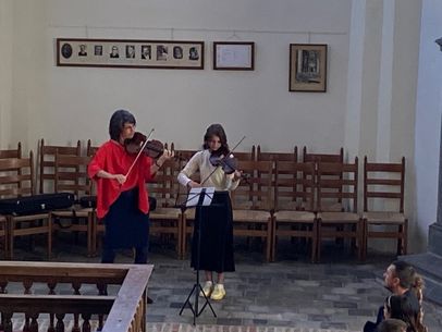 Veronica en Petra op viool